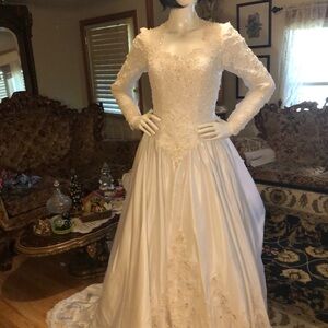 ENCHANTING Wedding Dress Appliqués Pearls Sequins Beads Train S16 White